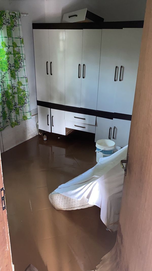 Chuva causa estragos e deixa prejuízo para morador de Viana há 4 anos por Acervo pessoal