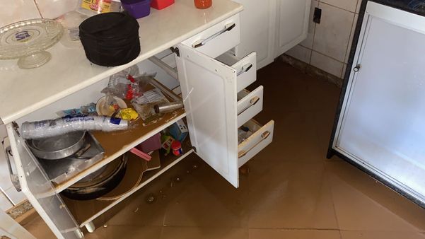 Chuva causa estragos e deixa prejuízo para morador de Viana há 4 anos por Acervo pessoal