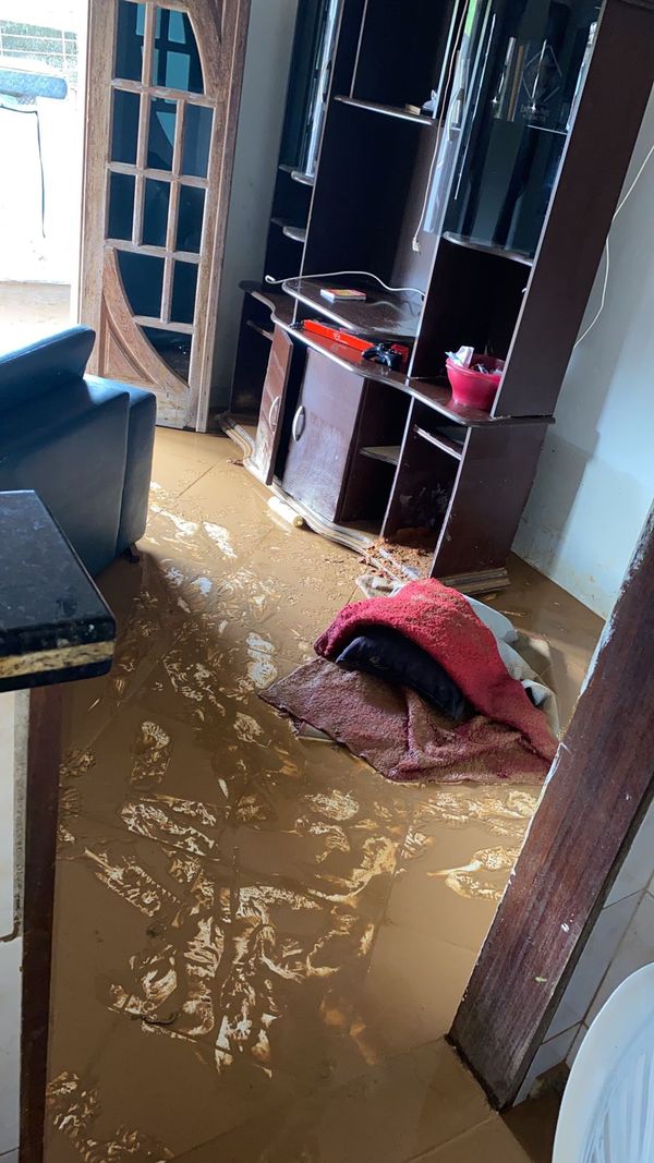Chuva causa estragos e deixa prejuízo para morador de Viana há 4 anos por Acervo pessoal