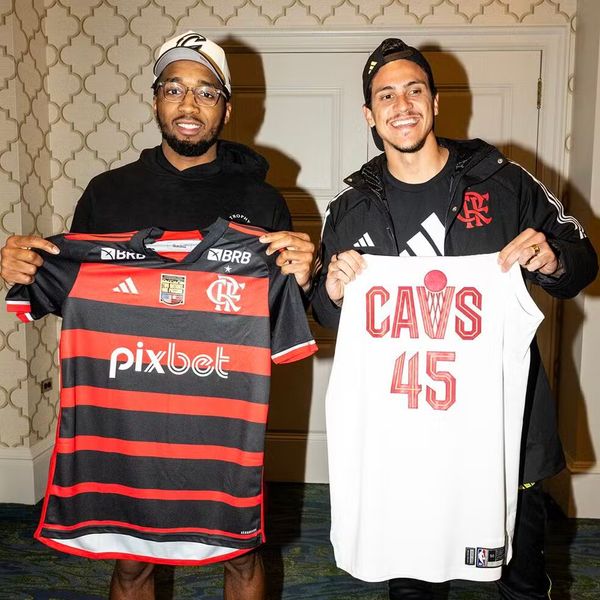 Donovan Mitchell e Pedro posando com a camisa nova do Flamengo e do Cleveland Cavaliers, da NBA