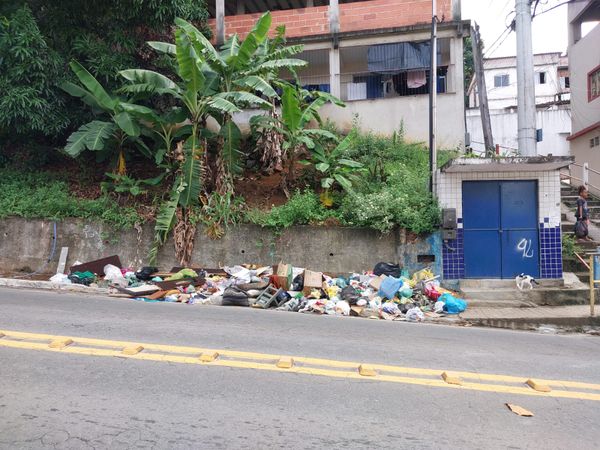 Muito lixo acumulado na Rodovia Serafim Derenzi, em Vitória, após início da greve da limpeza urbana  por Paulo Ricardo Sobral 