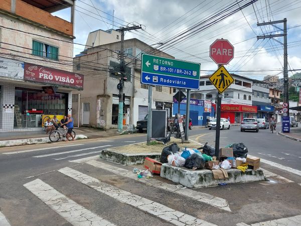 Muito lixo acumulado na Rodovia Serafim Derenzi, em Vitória, após início da greve da limpeza urbana  por Paulo Ricardo Sobral 