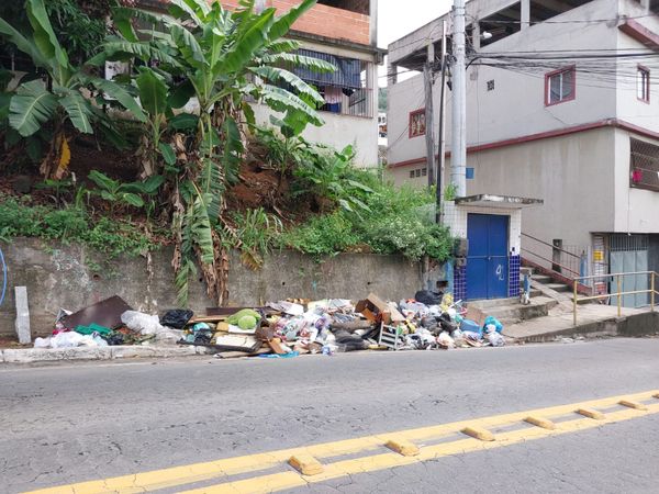 Muito lixo acumulado na Rodovia Serafim Derenzi, em Vitória, após início da greve da limpeza urbana  por Paulo Ricardo Sobral 
