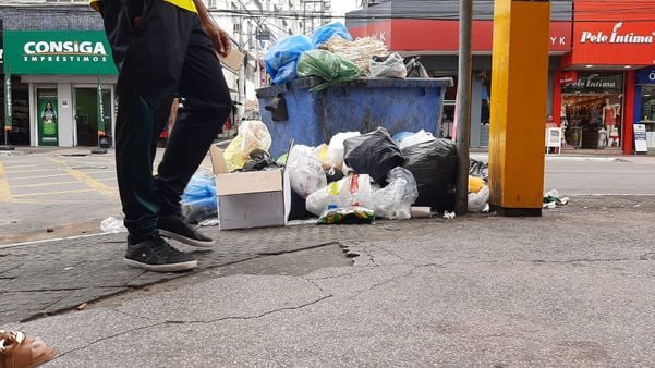 O reflexo da greve dos coletores de lixo em Cariacica. por Fernando Madeira
