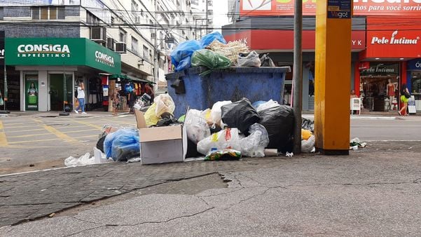 O reflexo da greve dos coletores de lixo em Cariacica. por Fernando Madeira