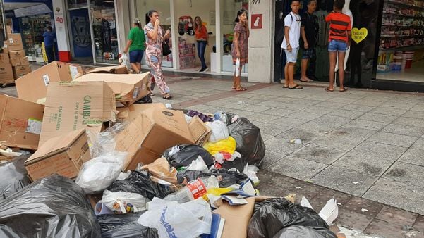 O reflexo da greve dos coletores de lixo em Cariacica. por Fernando Madeira