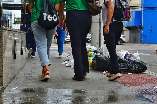O reflexo da greve dos coletores de lixo no Centro de Vitória por Fernando Madeira