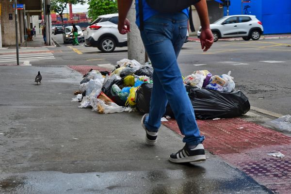 O reflexo da greve dos coletores de lixo no Centro de Vitória por Fernando Madeira