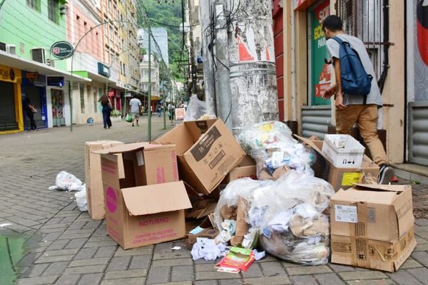O reflexo da greve dos coletores de lixo no Centro de Vitória por Fernando Madeira