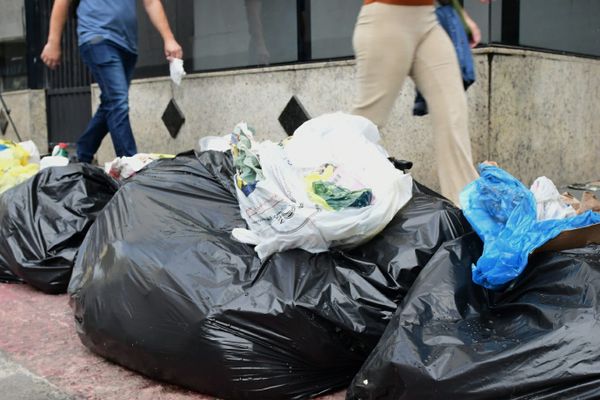O reflexo da greve dos coletores de lixo no Centro de Vitória por Fernando Madeira