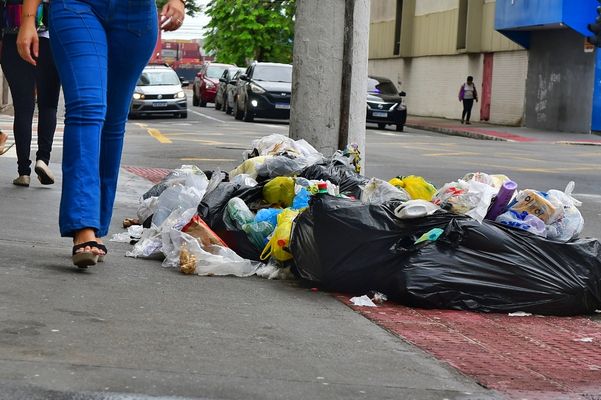 O reflexo da greve dos coletores de lixo no Centro de Vitória por Fernando Madeira
