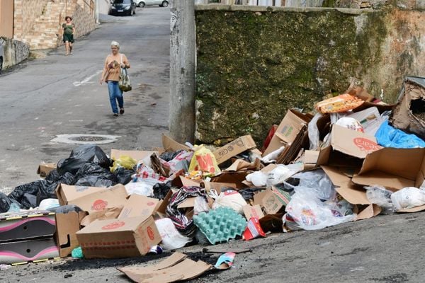 O reflexo da greve dos coletores de lixo no Centro de Vitória por Fernando Madeira