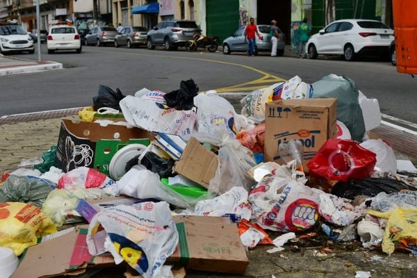 O reflexo da greve dos coletores de lixo no Centro de Vitória