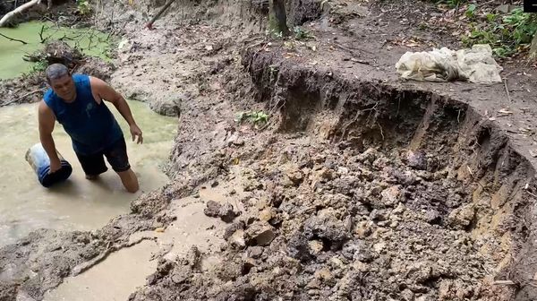 Retirada do barro no Vale do Mulembá por Pedro Cunha