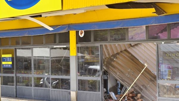 Teto de supermercado em Vila Velha desaba e estabelecimento é interditado por Reprodução | DJ Ozeias