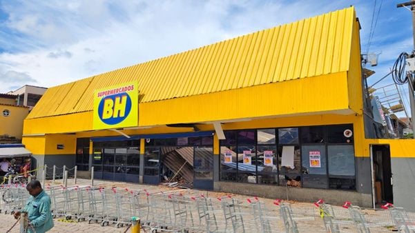 Teto de supermercado em Vila Velha desaba e estabelecimento é interditado por Reprodução | DJ Ozeias