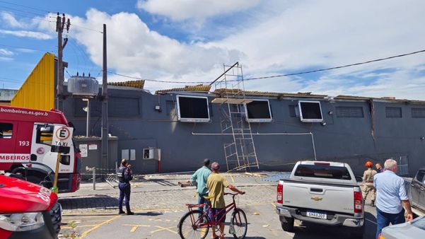 Teto de supermercado em Vila Velha desaba e estabelecimento é interditado por Reprodução | DJ Ozeias