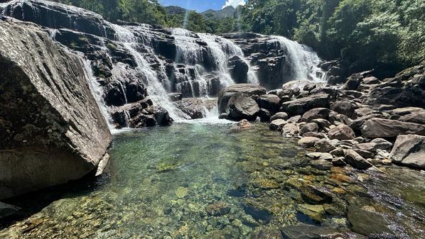 Localizado em Rio Claro, o monumento natural possui 16 metros de queda d 'água e cor verde esmeralda; saiba como chegar
