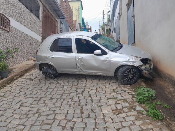 Carro depois de ter capotado ficou com bastante amassado