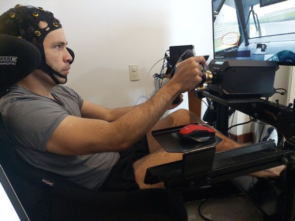 Hugo Cibien usando o capacete que detecta os sinais do cérebro