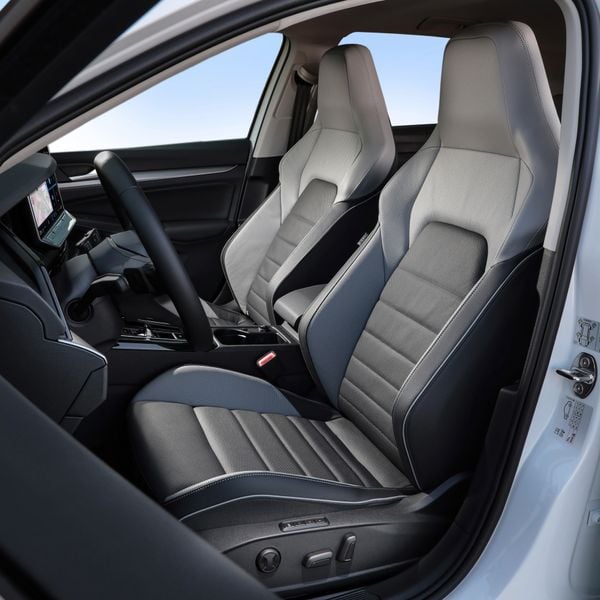 Interior do novo Golf 2025 por Volkswagen/Divulgação