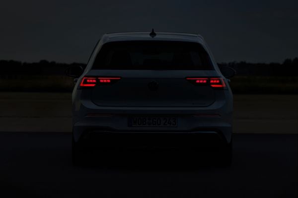 Novo Golf 2025 traz grafismos luminosos 3D nas lanternas traseiras por Volkswagen/Divulgação