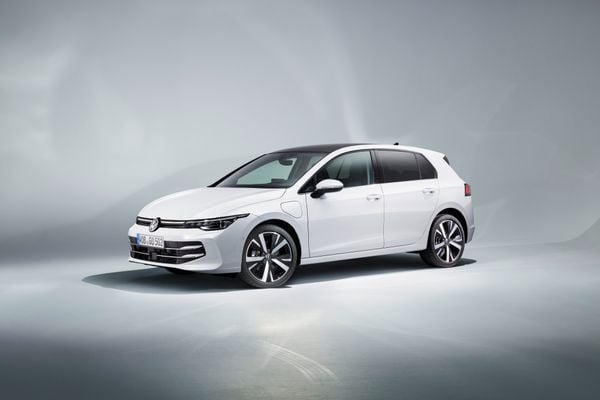 Novo Golf 2025 traz novidades no design, tecnologia e motorização por Volkswagen/Divulgação
