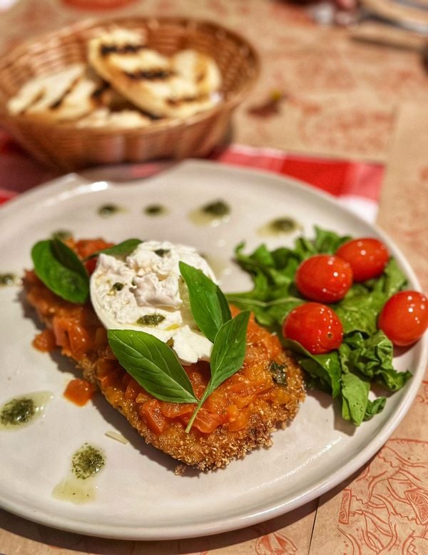 Berinjela crocante com molho pomodoro e burrata do restaurante La Rustica Cantina Italiana, em Jardim Camburi, Vitória por Evelize Calmon