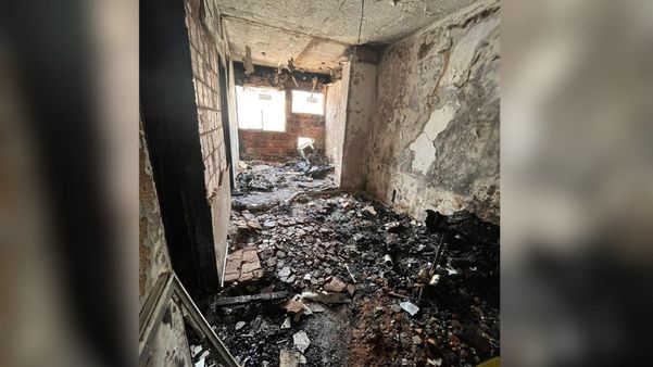 Sala de apartamento atingido por chamas em Morada de Camburi, Vitória