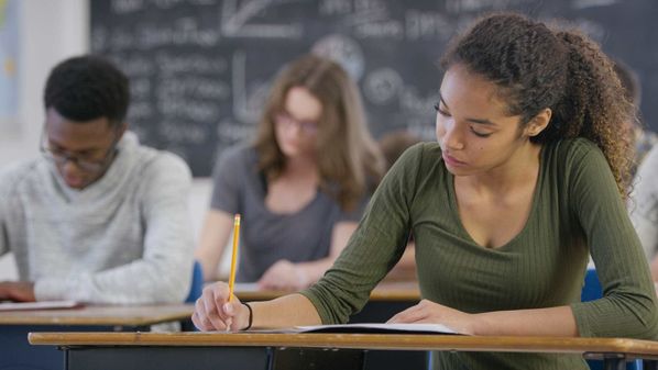Regras do governo Lula têm causado questionamentos por não serem explícitas na formação de professores; engenharia poderá ser semipresencial, com 40% de aulas presenciais
