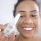 Imagem - Mulher viraliza ao fazer clareamento dos dentes com esmalte branco; veja os perigos