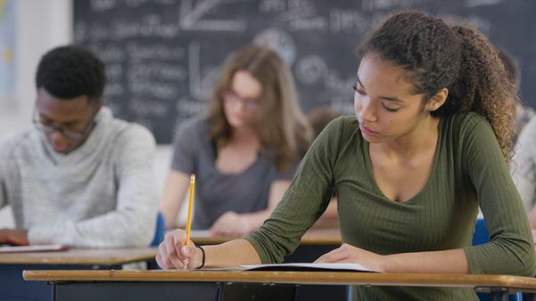 Estudantes em sala de aula