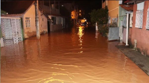 Famílias precisaram ser resgatadas de barco após inundações em Afonso Cláudio