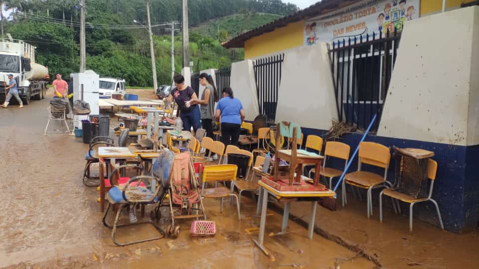Cmei Dioclézio Tosta das Neves, localizado no distrito de Fazenda Guandu, ficou tomado pela lama após temporal que atingiu município na noite de quinta-feira (25)