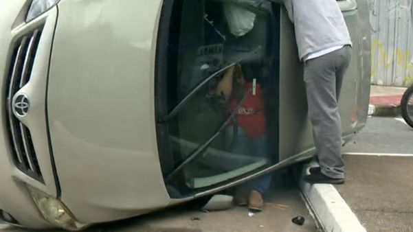 Motorista ficou preso às ferragens após acidente em Monte Belo, Vitória