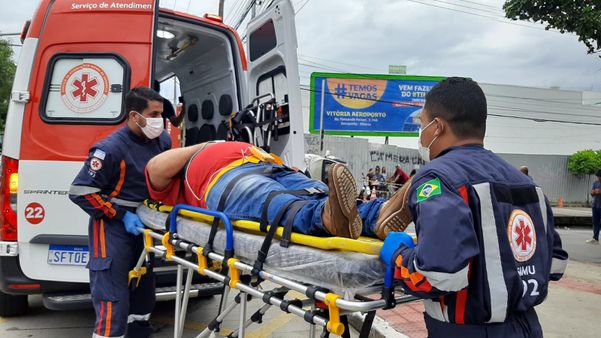 Motorista que ficou preso dentro de carro em Vitória é socorrido por Fernando Madeira