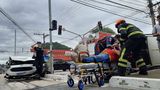 Motorista que ficou preso dentro de carro em Vitória é socorrido(Fernando Madeira)