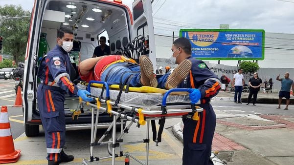 Motorista que ficou preso dentro de carro em Vitória é socorrido por Fernando Madeira