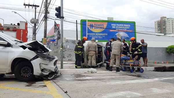 Motorista que ficou preso dentro de carro em Vitória é socorrido por Fernando Madeira