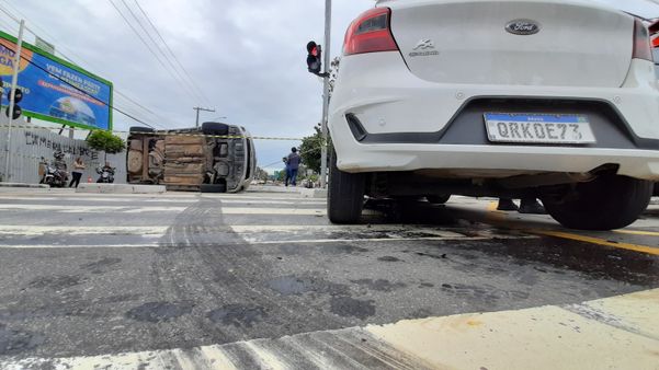 Motorista que ficou preso dentro de carro em Vitória é socorrido por Fernando Madeira