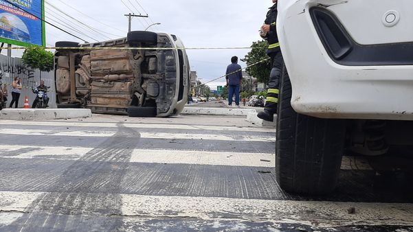 Motorista que ficou preso dentro de carro em Vitória é socorrido por Fernando Madeira