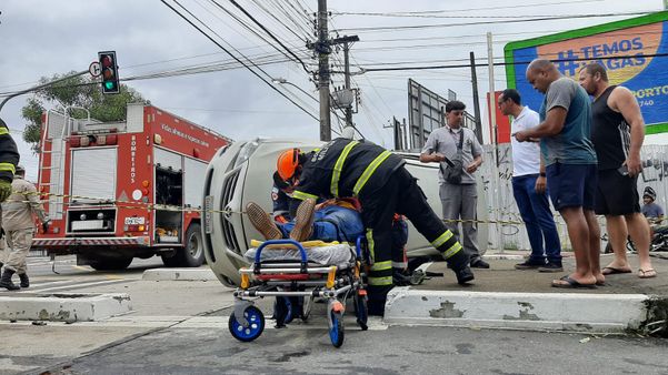 Motorista que ficou preso dentro de carro em Vitória é socorrido por Fernando Madeira