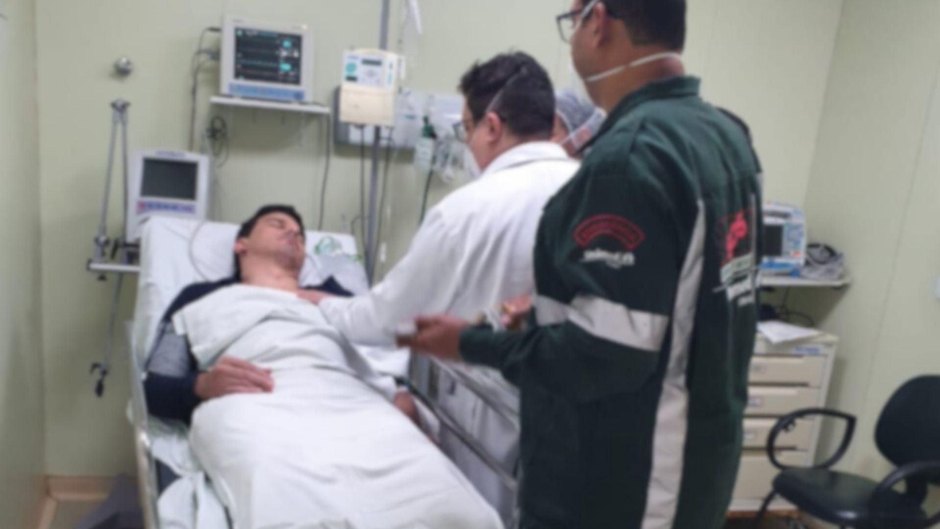 Lucas Gonçalves Dias durante uma das internações. Foto borrada a pedido do paciente