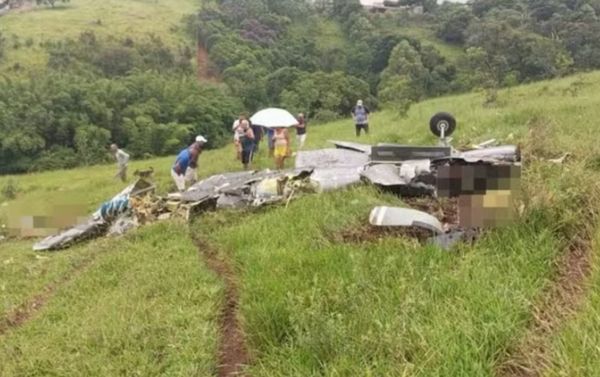 Avião cai e deixa mortos na zona rural de Itapeva, MG 