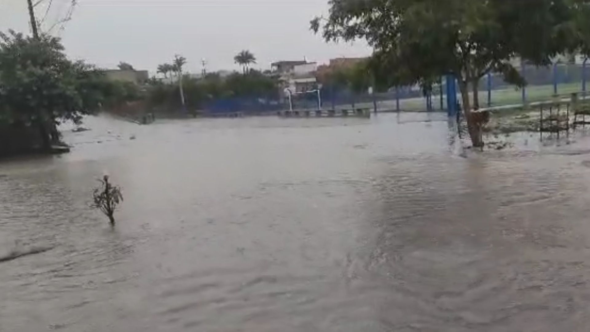 Vídeos de moradores mostram vias do centro do município no Norte capixaba completamente tomadas pela água