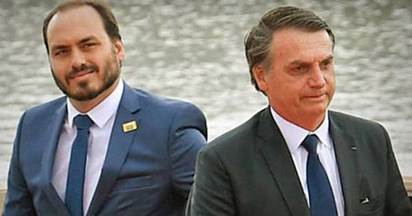 Documentos mostram que cofre no Banco do Brasil foi acessado por Carlos nos dias em que o ex-presidente Bolsonaro comprou as duas casas que mantém no Condomínio Vivendas da Barra, em 2009 e 2012; transações contêm características suspeitas de lavagem de dinheiro, segundo Coaf