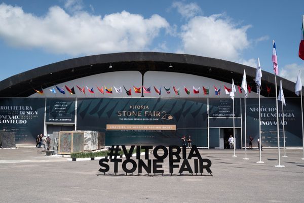 A Vitória Stone Fair é realizada no Pavilhão de Carapina, na Serra