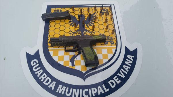 Arma importada é apreendida com suspeitos de motocicleta em Viana
