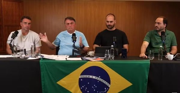 Flávio, Jair, Eduardo e Carlos Bolsonaro durante live realizada no domingo (28)