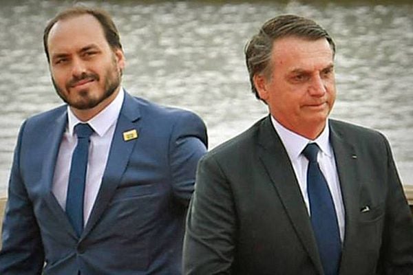 O vereador Carlos Bolsonaro com seu pai, o ex-presidente Jair Bolsonaro